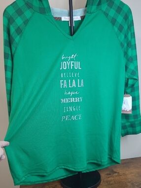 NWT Magical Season Green Holiday Raglan Hoodie Top with Plaid Sleeves size L